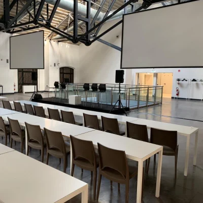 allestimento-con-sedie-modello-paris-teak-per-una-convention