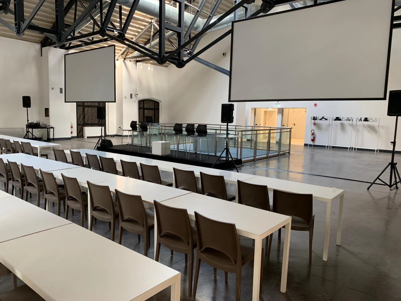 allestimento-con-sedie-modello-paris-teak-per-una-convention