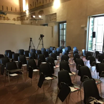 convention-in-una-stanza-antica-con-sedie-monoscocca-con-ribaltina-nere