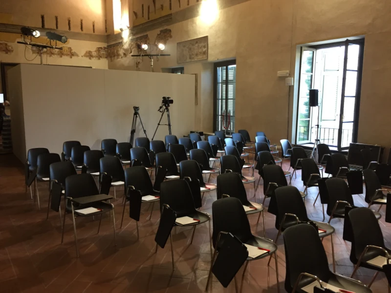 convention-in-una-stanza-antica-con-sedie-monoscocca-con-ribaltina-nere