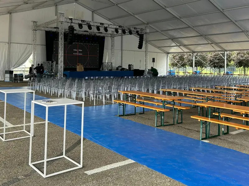 ditta-per-il-montaggio-di-palco-e-sedute-per-un-concerto