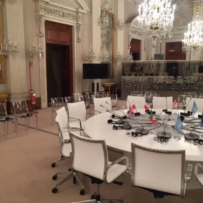 sala-conferenze-elegante-con-tavolo-ovale-e-sedie-modello-kruna