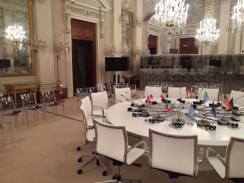 sala-conferenze-elegante-con-tavolo-ovale-e-sedie-modello-kruna
