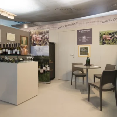 sedie-grige-per-lo-stand-di-una-cantina