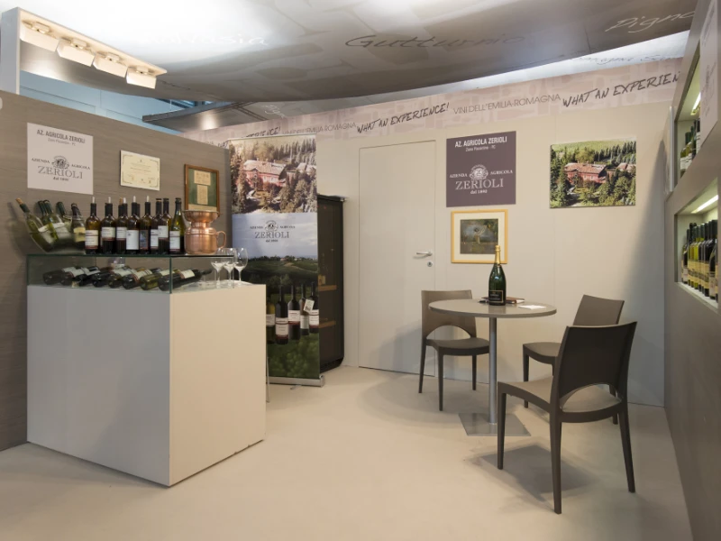 sedie-grige-per-lo-stand-di-una-cantina