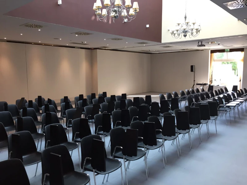 settore-sedute-in-una-sala-elegante-con-sedie-nere-modello-monoscocca-con-ribaltina