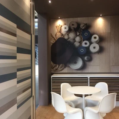 2-poltrone-panton-chair-in-una-stanza-moderna-illuminata-con-luci-calde-a-soffitto