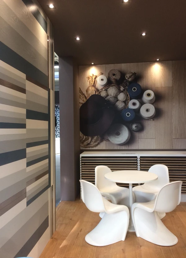 2-poltrone-panton-chair-in-una-stanza-moderna-illuminata-con-luci-calde-a-soffitto