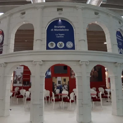 allestiemento-con-struttura-ad-arena-e-all-interno-tavoli-e-sedie-rosse