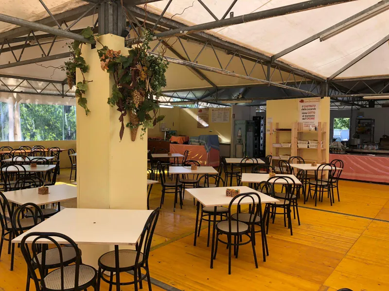 allestimento-area-ristoro-con-tavoli-bianchi-edera-rampicante-e-sedie-modello-thonet