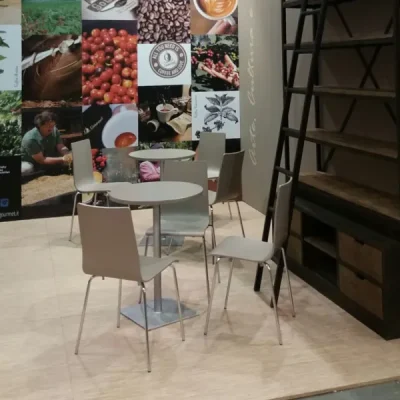 allestimento-con-sedie-grige