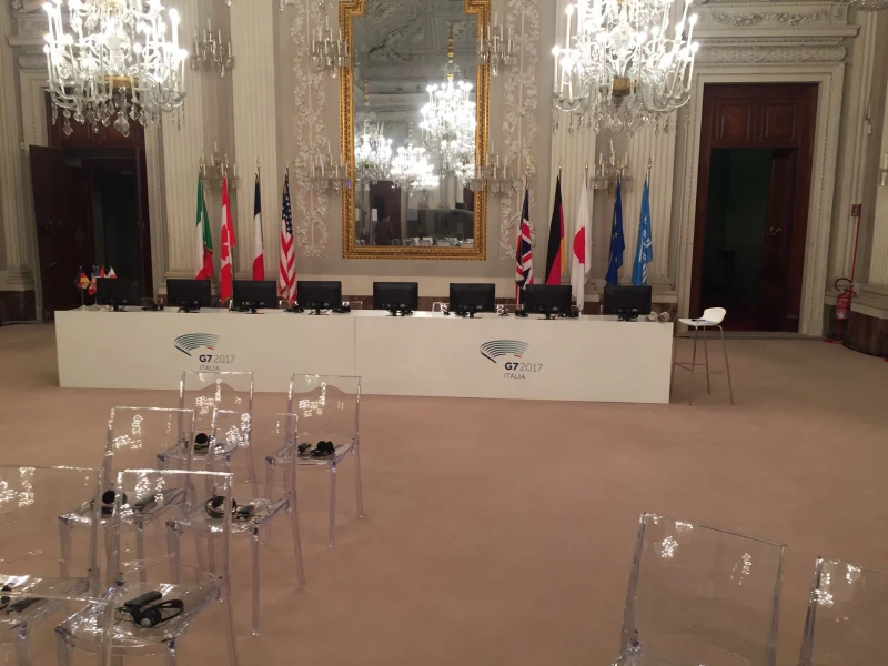 allestimento-g7-con-sedie-modello-b-side