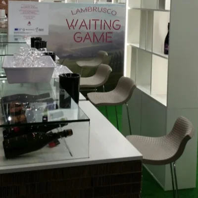 allestimento-lambrusco-waiting-game-con-sgabelli-nadir