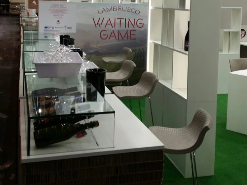 allestimento-lambrusco-waiting-game-con-sgabelli-nadir