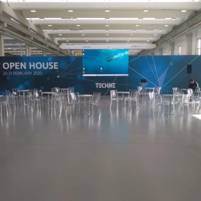 allestimento-open-house-con-sedie-trasparenti