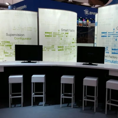 allestimento-per-fiera-con-sgabelli-cube-bianchi