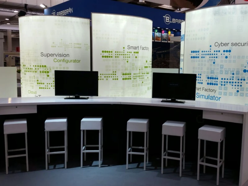 allestimento-per-fiera-con-sgabelli-cube-bianchi