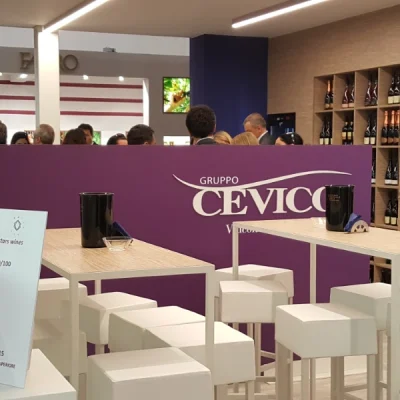 allestimento-per-stand-terre-cevico-vinitaly-con-sgabelli-cube