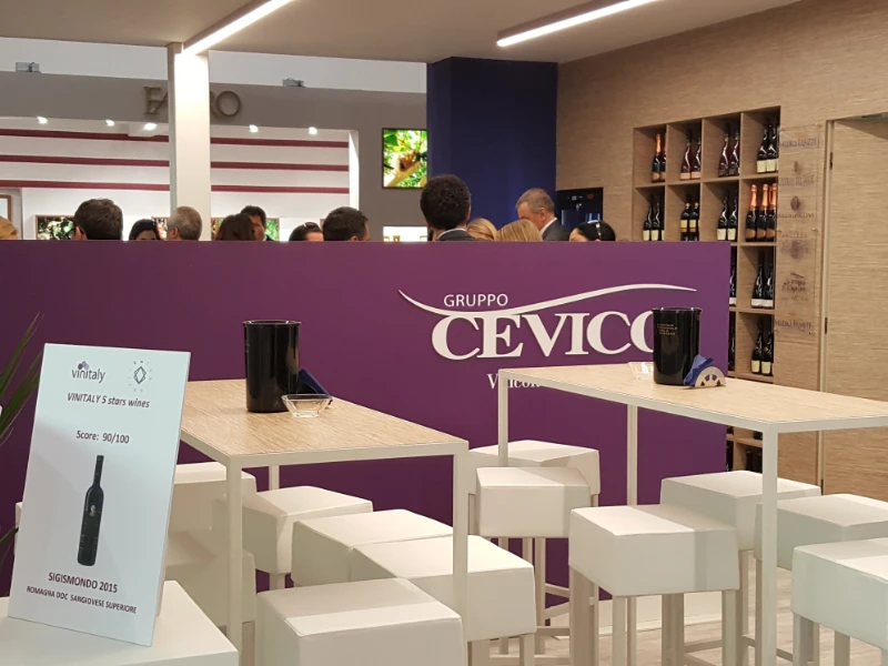 allestimento-per-stand-terre-cevico-vinitaly-con-sgabelli-cube