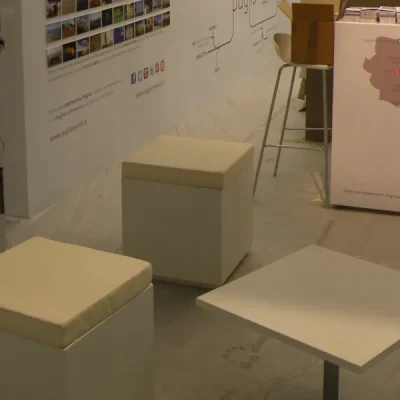 allestimento-per-uno-stand-fieristico-con-tavolo-da-salotto-e-cubi