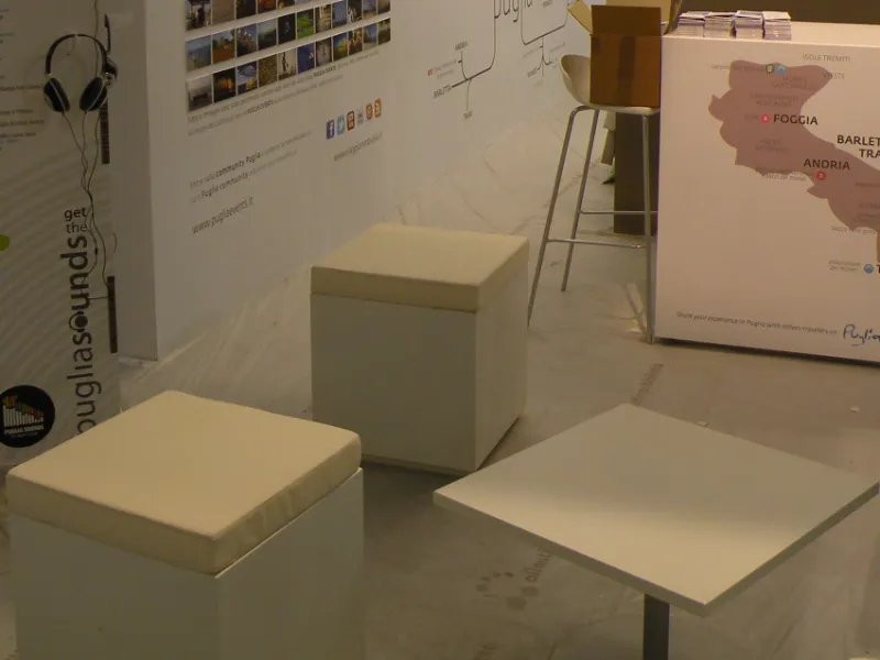 allestimento-per-uno-stand-fieristico-con-tavolo-da-salotto-e-cubi