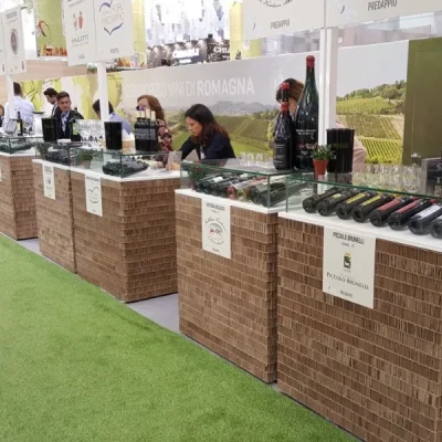 banchi-degustazione-con-base-effetto-mattoni-e-prato-sintetico-davanti