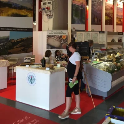banchi-degustazione-per-lo-stand-di-un-consorzio-alimentare