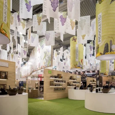 banchi-semicircolari-utilizzati-nell-allestimento-vinitaly