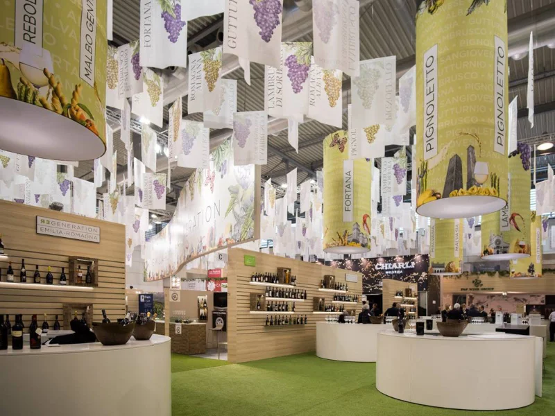 banchi-semicircolari-utilizzati-nell-allestimento-vinitaly