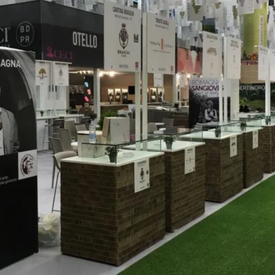 banco-degustazione-con-rivestimento-in-cartone-per-vinitaly