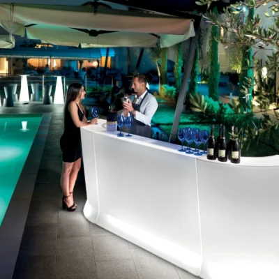 banco-marvy-illuminato-per-un-evento-in-piscina