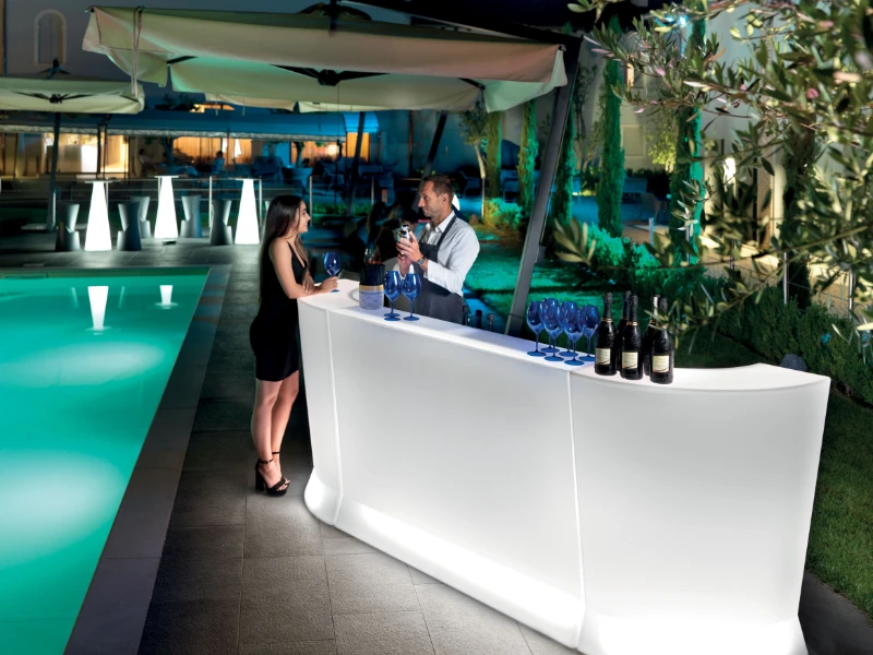 banco-marvy-illuminato-per-un-evento-in-piscina