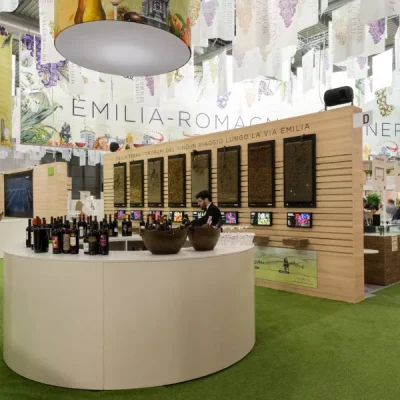 banco-semicurvo-con-bottiglie-di-vino-esposte