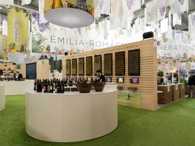 banco-semicurvo-con-bottiglie-di-vino-esposte