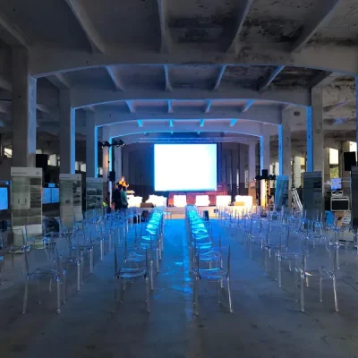 convention-con-settore-sedute-con-sedie-trasparenti-e-schermo-luminoso