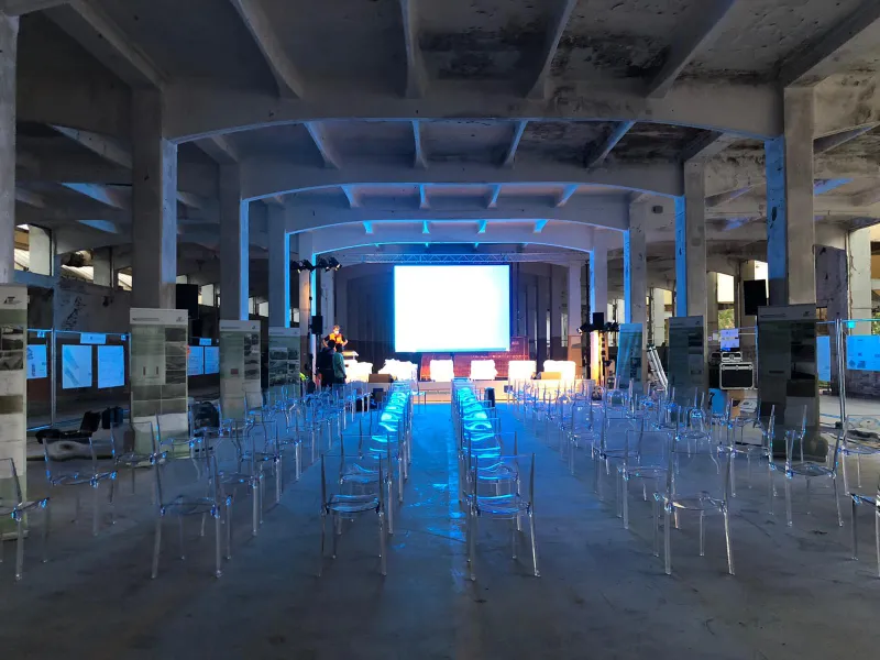 convention-con-settore-sedute-con-sedie-trasparenti-e-schermo-luminoso