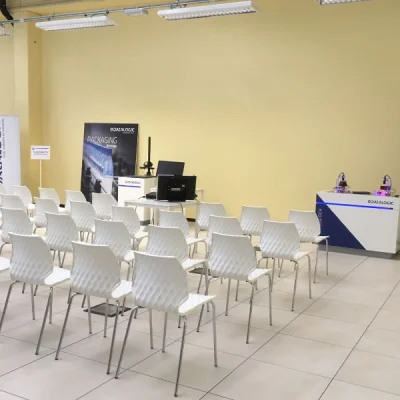 convention-datalogic-con-sedie-uni-bianche