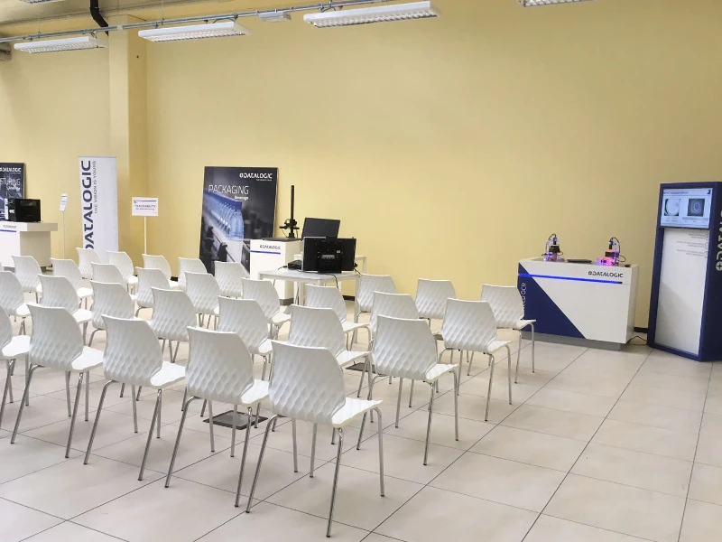convention-datalogic-con-sedie-uni-bianche