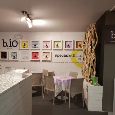 degustazione-vino-biologico-con-tavoli-con-tovaglie-viola-e-bianche-e-sedie-bristrot