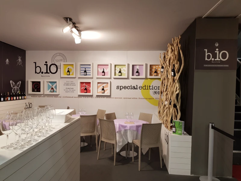 degustazione-vino-biologico-con-tavoli-con-tovaglie-viola-e-bianche-e-sedie-bristrot