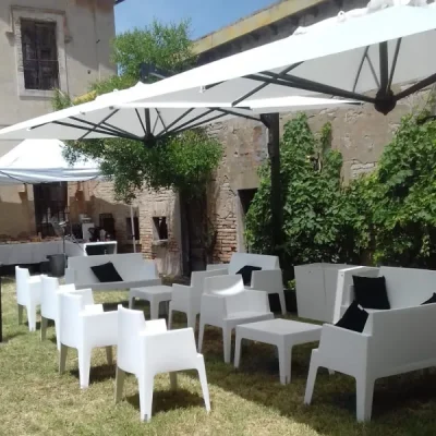 divani-box-per-un-evento-in-un-giardino