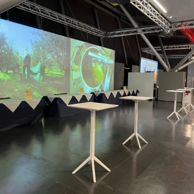 evento-agricoltura-con-propiettori-video-e-tavolini-modello-sky-snack