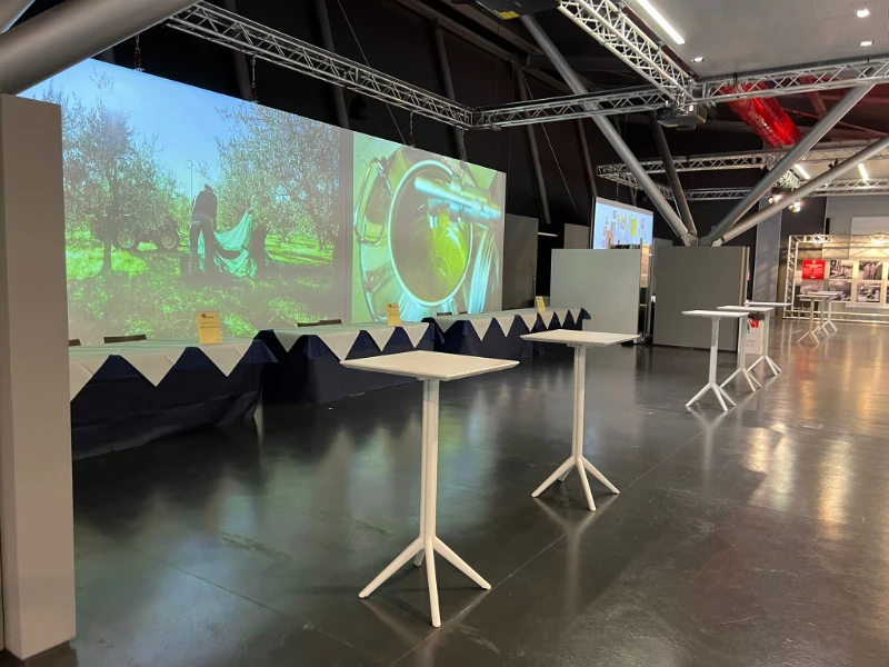 evento-agricoltura-con-propiettori-video-e-tavolini-modello-sky-snack