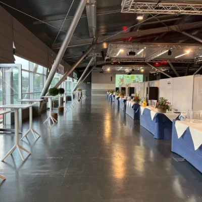 evento-allestito-con-tavoli-imbanditi-blu-e-tavolini-skysnack-bianchi