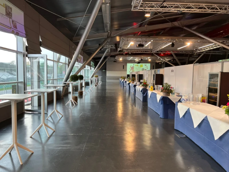 evento-allestito-con-tavoli-imbanditi-blu-e-tavolini-skysnack-bianchi