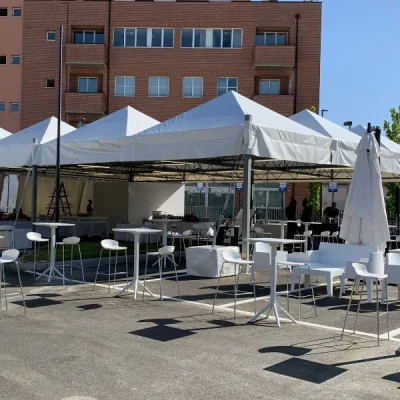 gadzebi-bianchi-con-allestimento-di-tavoli-e-sedie-davanti