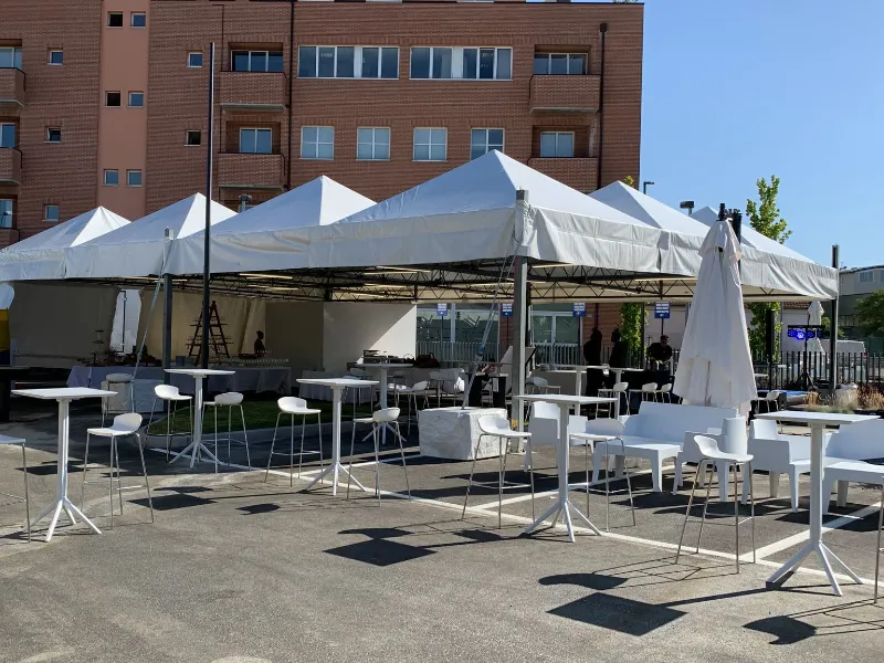 gadzebi-bianchi-con-allestimento-di-tavoli-e-sedie-davanti