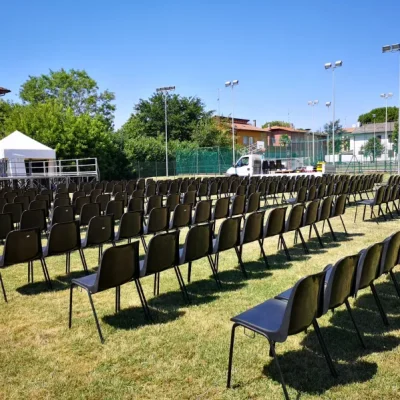 platea-di-sedie-nere-davanti-ad-un-palco-per-una-sagra