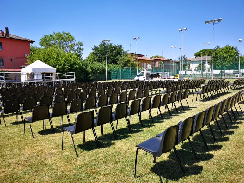 platea-di-sedie-nere-davanti-ad-un-palco-per-una-sagra