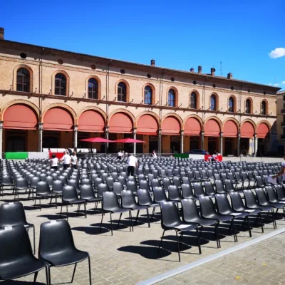 platea-per-evento-comunale-sedie-monoscocca-noleggiate-da-allestimenti-e-pubblicita